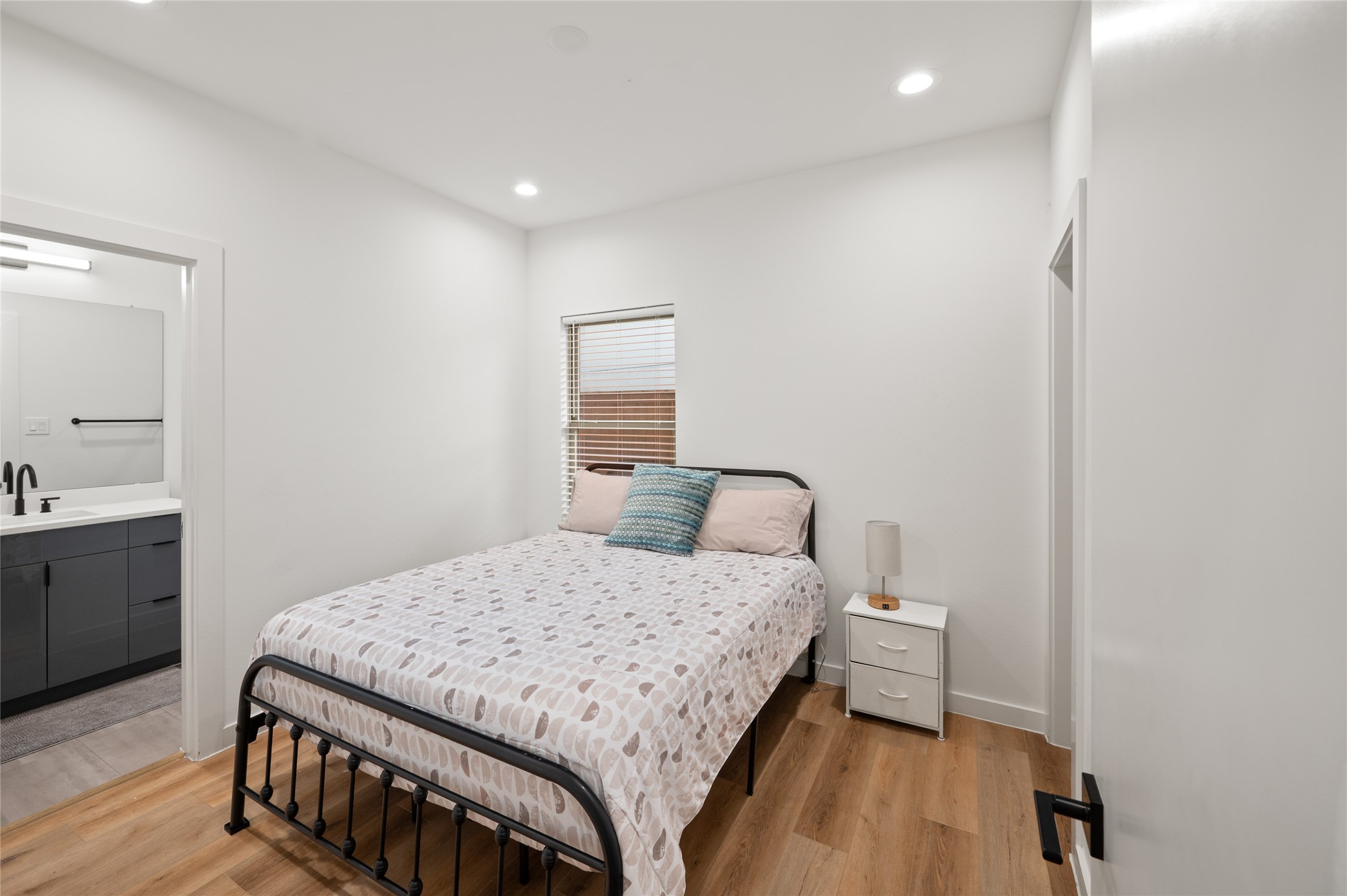 6742 Peerless Street, Unit B Houston, TX 77021 - Photo 7 of 30 a bedroom with a bed and a table