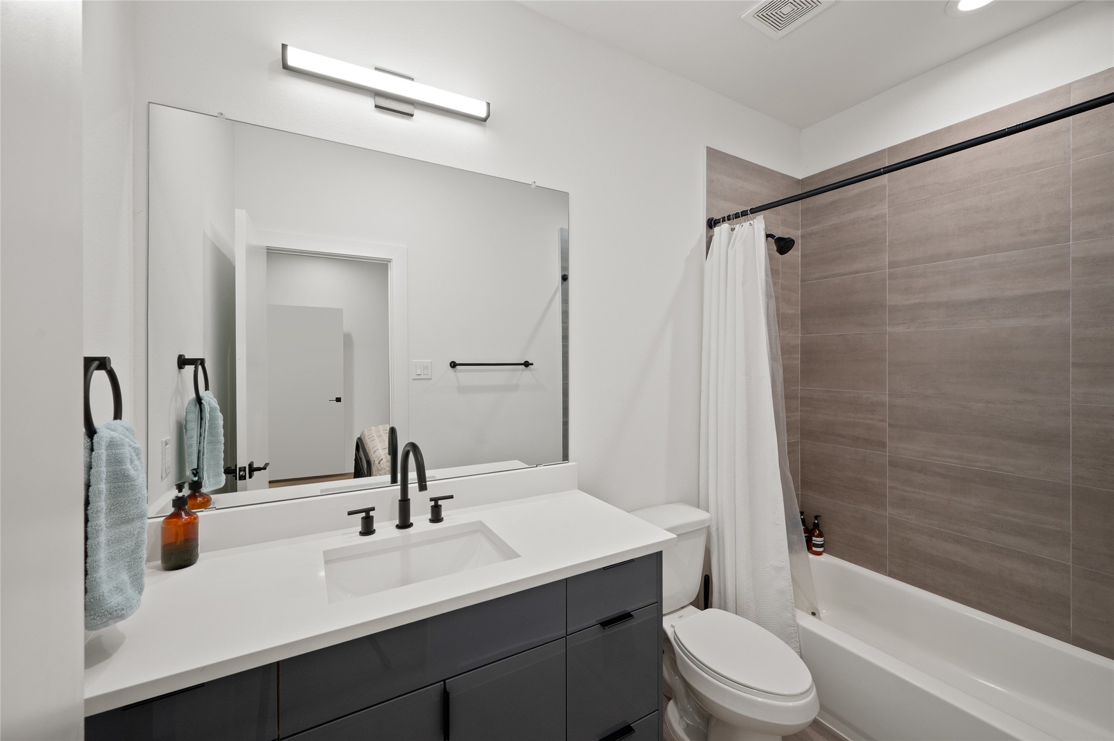 6742 Peerless Street, Unit B Houston, TX 77021 - Photo 9 of 30 a bathroom with a sink a toilet and shower