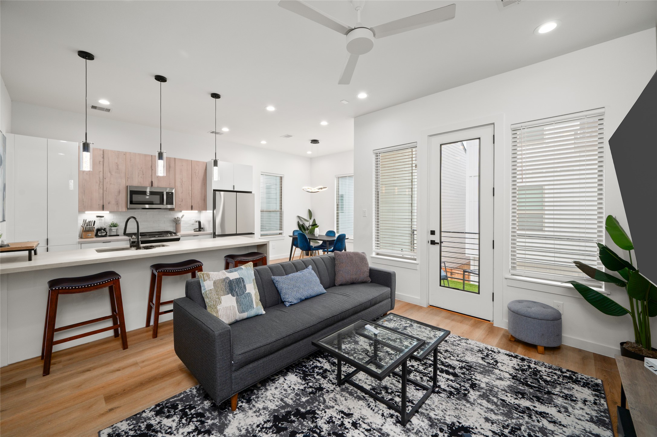 6742 Peerless Street, Unit B Houston, TX 77021 - Photo 10 of 30 a living room with furniture and a flat screen tv