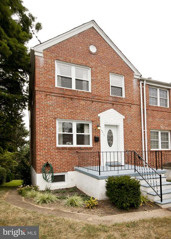 5512 Channing Road Baltimore, MD 21229 - Photo 3 of 29 a front view of a house with garden