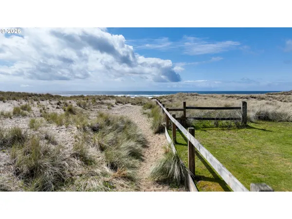$895,000 | 403 North Breakers Point Court, Unit 403, Cannon Beach, OR 97110