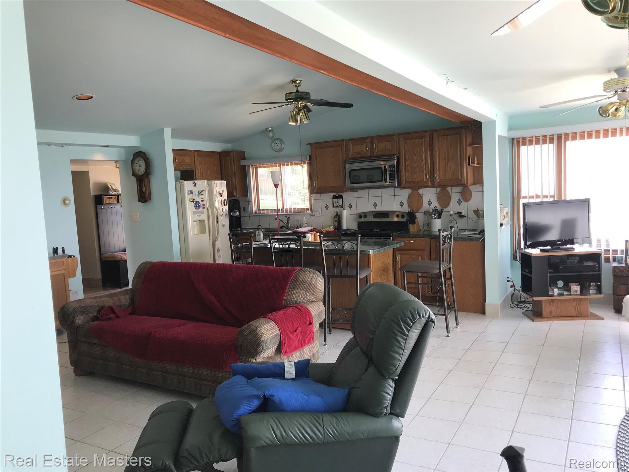 8092 Lakeshore Road Fort Gratiot, MI 48059 - Photo 7 of 15 l11.jpg