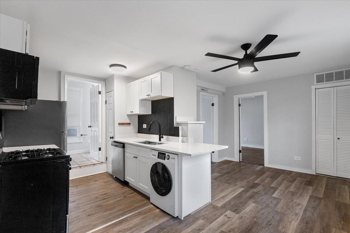1849 West Augusta Boulevard, Unit 3 Chicago, IL 60622 - Photo 2 of 11 a view of a kitchen with microwave and cabinets