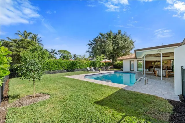 a view of a house with backyard