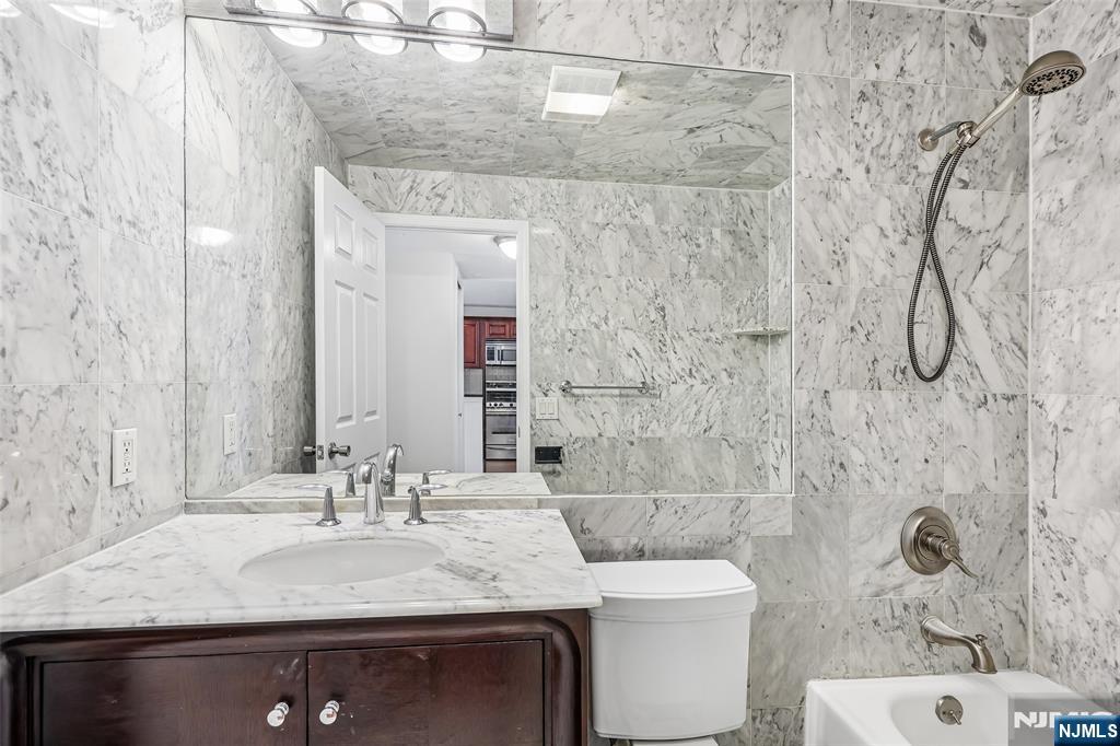302 Chase Court, Unit 302 Edgewater, NJ 07020 - Photo 13 of 46
