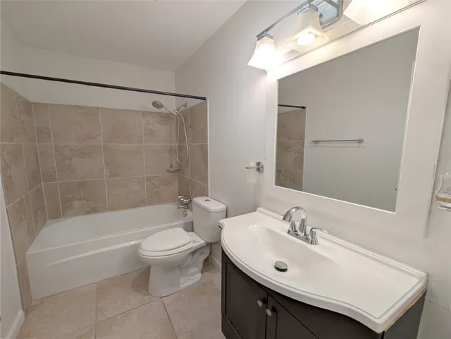 $1,950 | 2101 Fountain View Drive, Unit 76, Houston, TX 77057