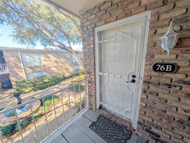 $1,950 | 2101 Fountain View Drive, Unit 76, Houston, TX 77057