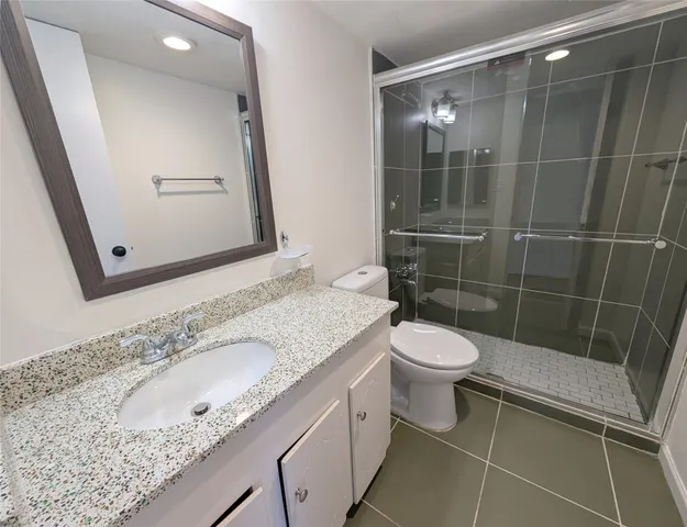 $1,950 | 2101 Fountain View Drive, Unit 76, Houston, TX 77057