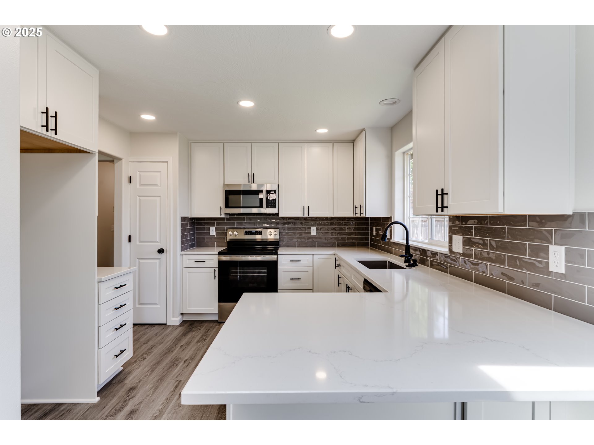 2977 Dry Creek Road Eugene, OR 97404 - Photo 3 of 20 Kitchen