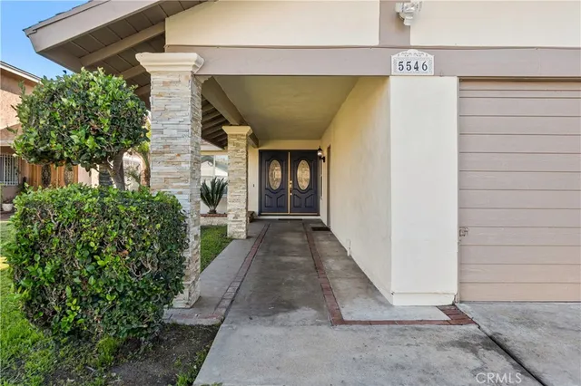 a view of a pathway along the building