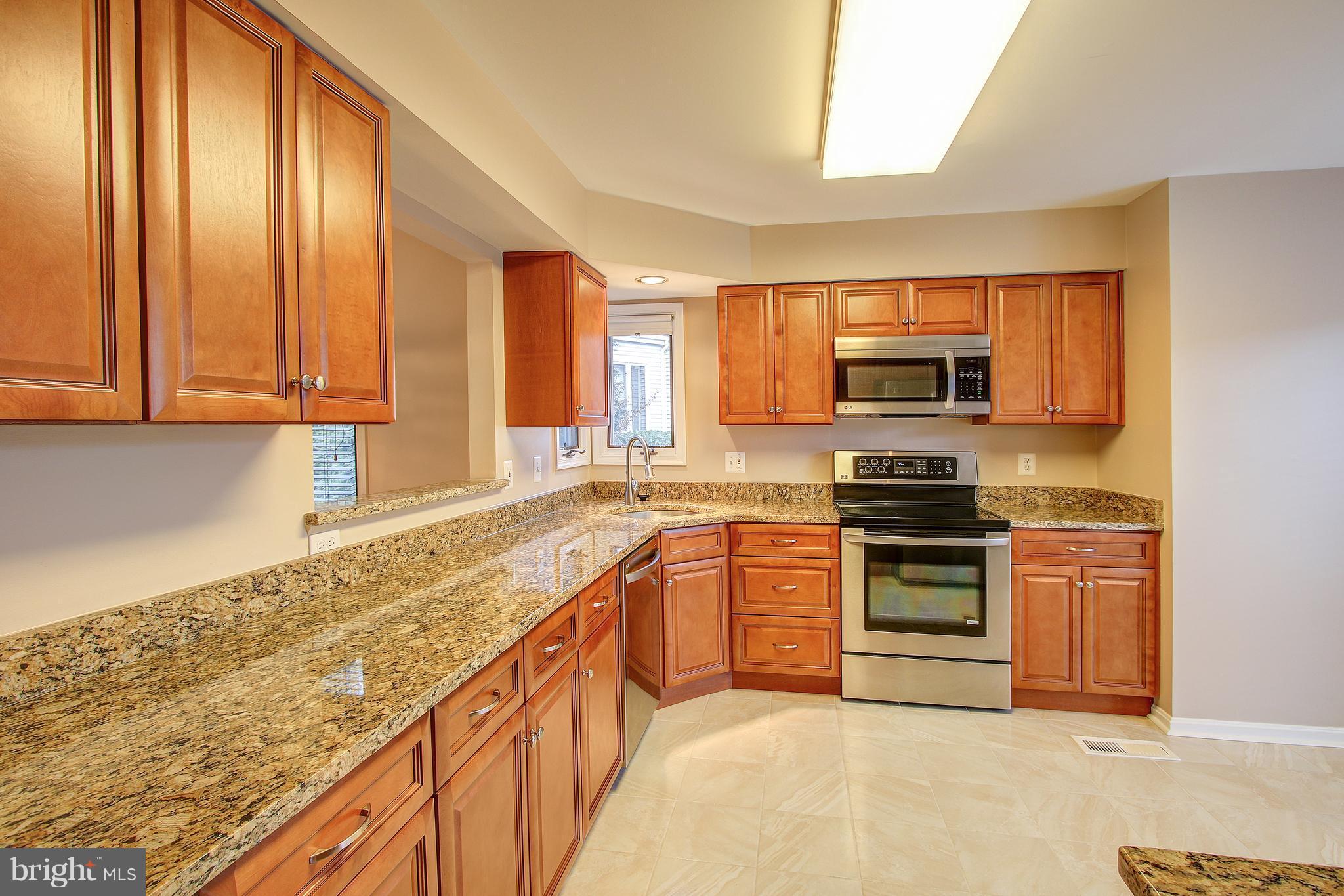 1274 Wedgewood Manor Way Reston, VA 20194 - Photo 3 of 30 Beautifully renovated kitchen!