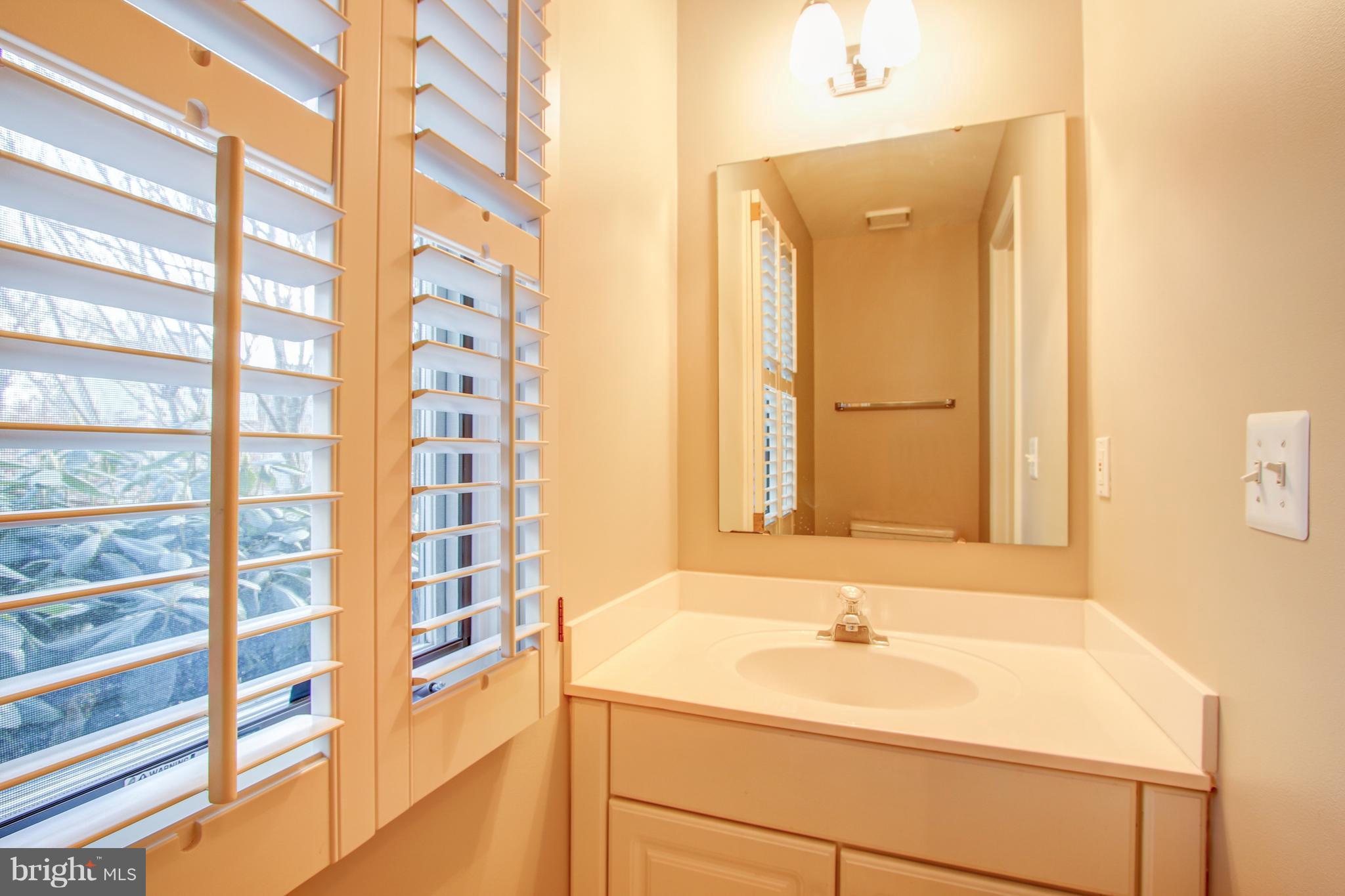 1274 Wedgewood Manor Way Reston, VA 20194 - Photo 6 of 30 Main Level Powder Room