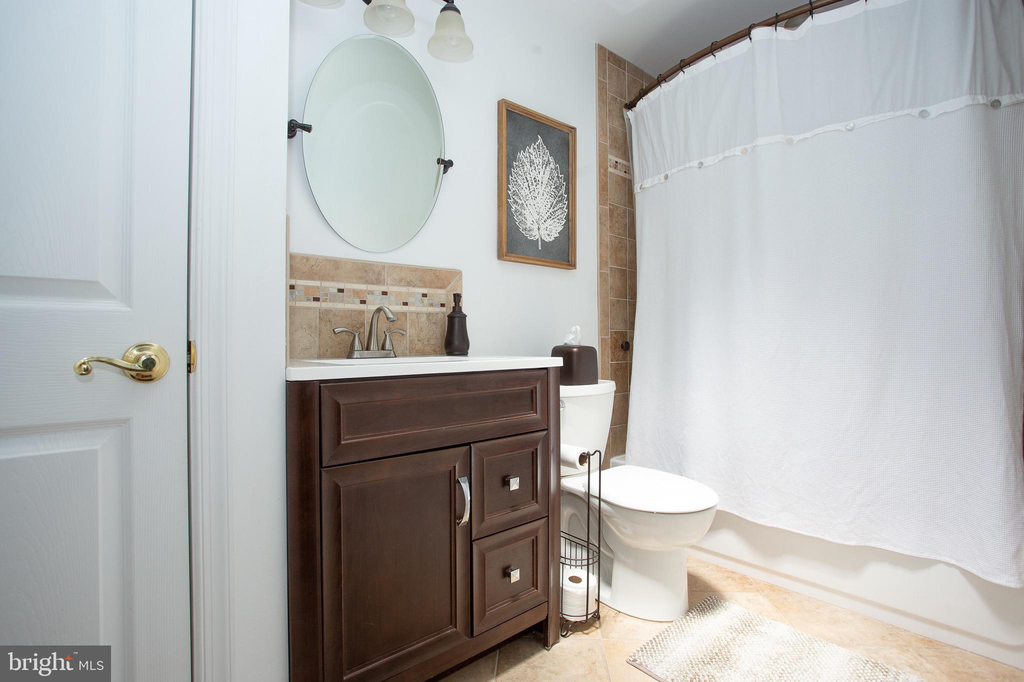 4118 Whiting Road Philadelphia, PA 19154 - Photo 10 of 16 Hall Bath