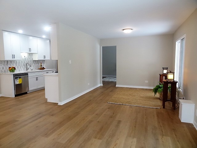 21 Buckingham Road Glen Ellyn, IL 60137 - Photo 14 of 38 a view of a kitchen with microwave and cabinets