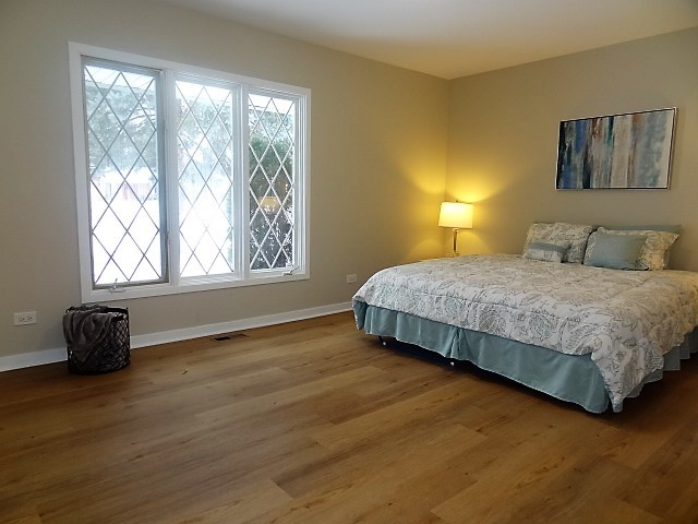 21 Buckingham Road Glen Ellyn, IL 60137 - Photo 20 of 38 a bedroom with a bed and a couch