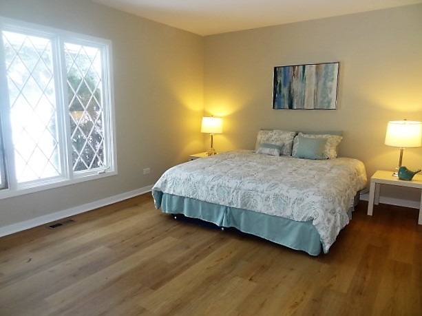 21 Buckingham Road Glen Ellyn, IL 60137 - Photo 21 of 38 a bedroom with a bed lamp and window
