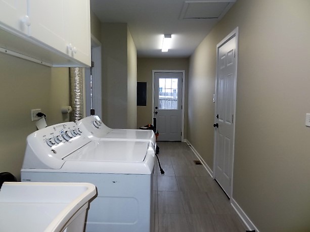21 Buckingham Road Glen Ellyn, IL 60137 - Photo 33 of 38 a en suite bathroom with a sink mirror and shower