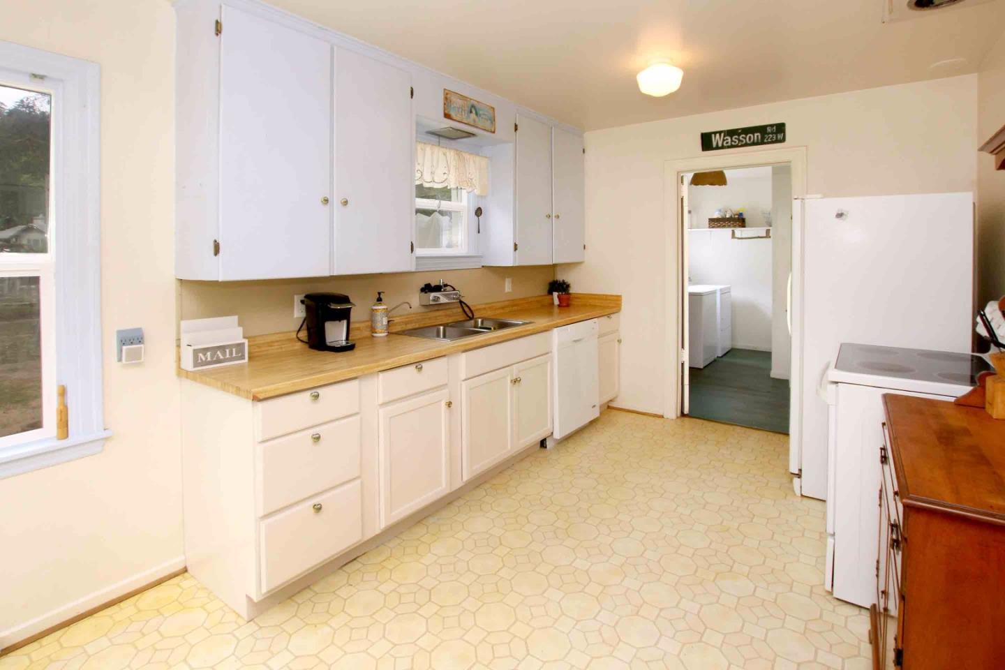 792 Lewis Road Watsonville, CA 95076 - Photo 8 of 39 a kitchen with a sink stove and refrigerator