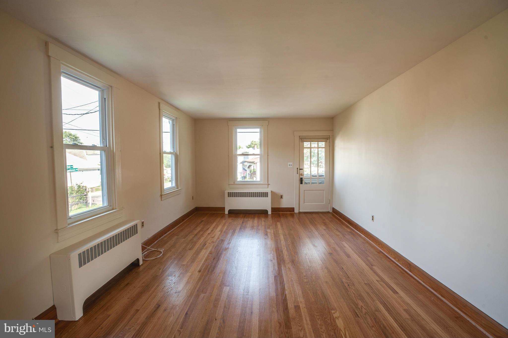 3500 Georgetown Road Baltimore, MD 21227 - Photo 5 of 30 Living Room