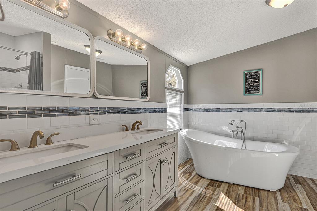 141 Woods Road San Mateo, FL 32187 - Photo 32 of 66 a bathroom with a bathtub and sink