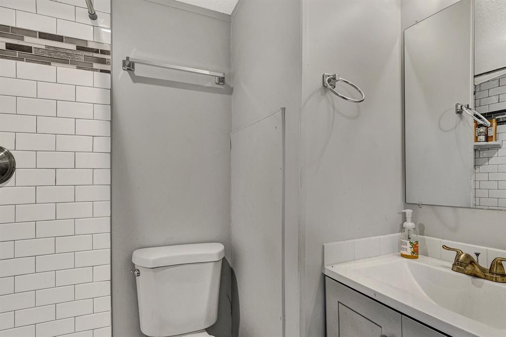 141 Woods Road San Mateo, FL 32187 - Photo 34 of 66 a bathroom with a sink toilet and shower