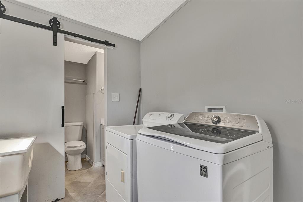 141 Woods Road San Mateo, FL 32187 - Photo 35 of 66 a utility room with dryer and washer