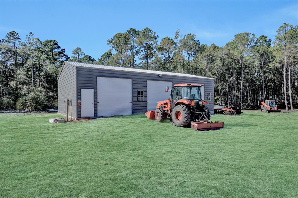 141 Woods Road San Mateo, FL 32187 - Photo 8 of 66 a view of a backyard of the house