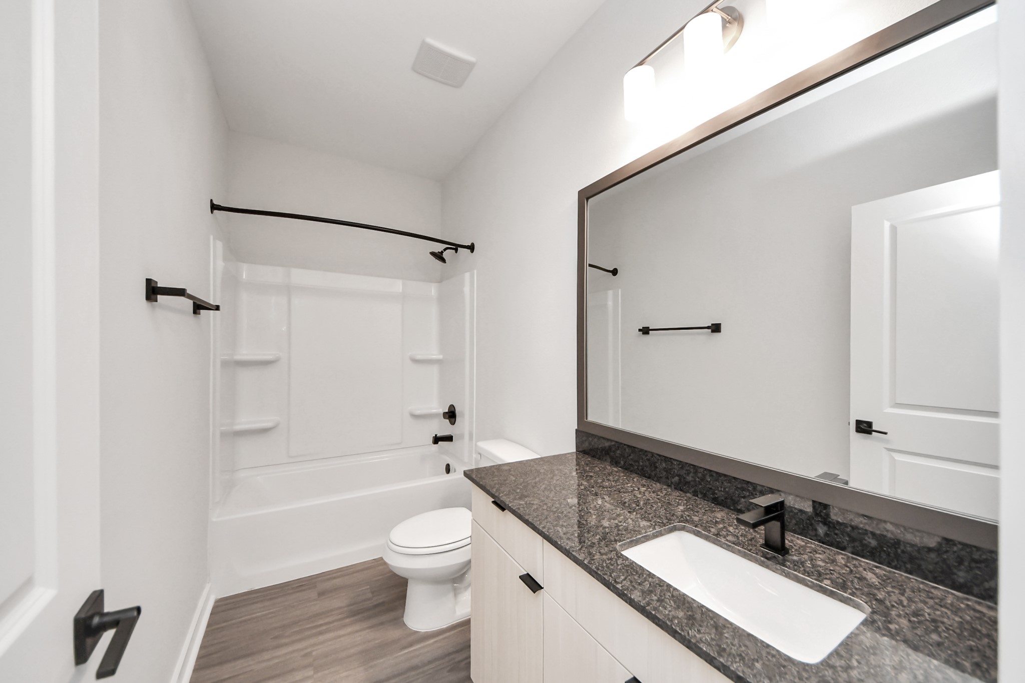 7711 Longmire Road, Unit 5 Conroe, TX 77304 - Photo 8 of 48 Secondary Guest Bathroom w/Granite Vanity.