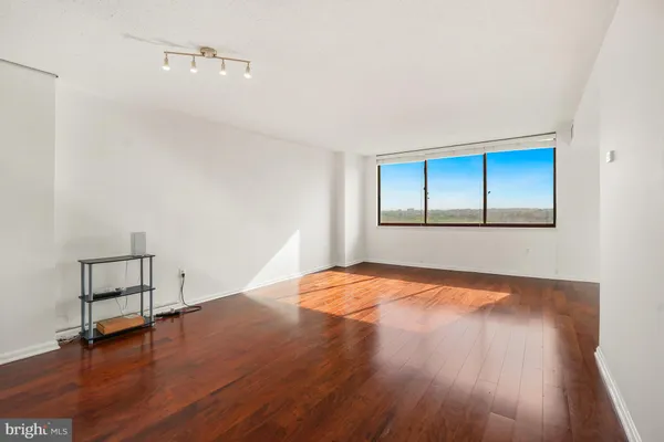 $2,200 | 10101 Grosvenor Place, Unit 1909, Rockville, MD 20852
