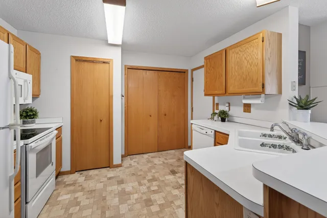 $210,000 | 4065 Wilshire Circle, Unit 8, Shoreview, MN 55126