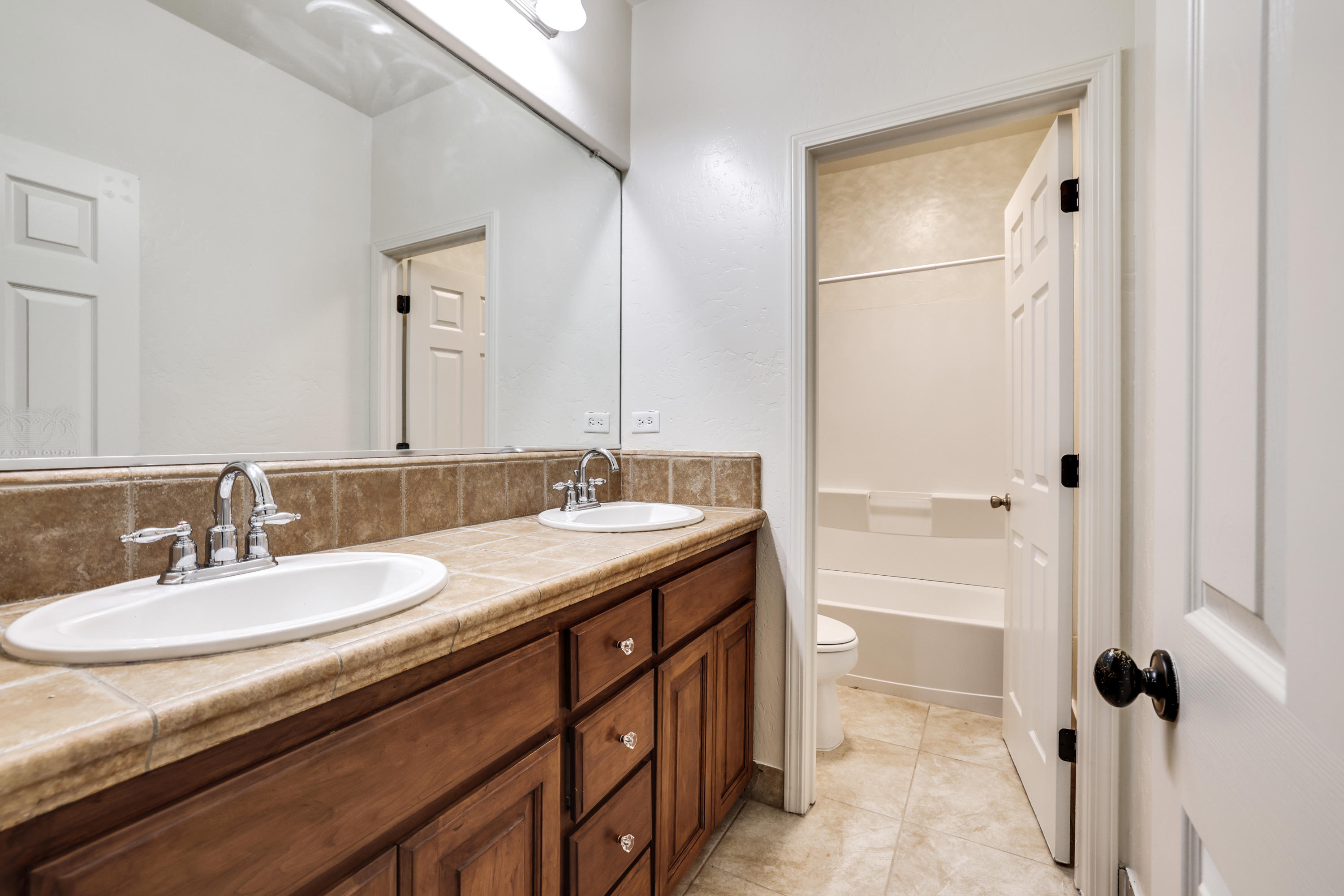 346 Martin Street Tulare, CA 93274 - Photo 4 of 33 d50a6648-d50a6650