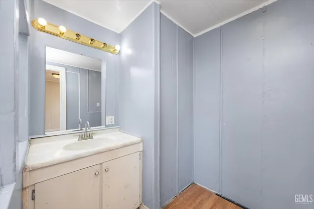 a en suite bathroom with a sink and a mirror