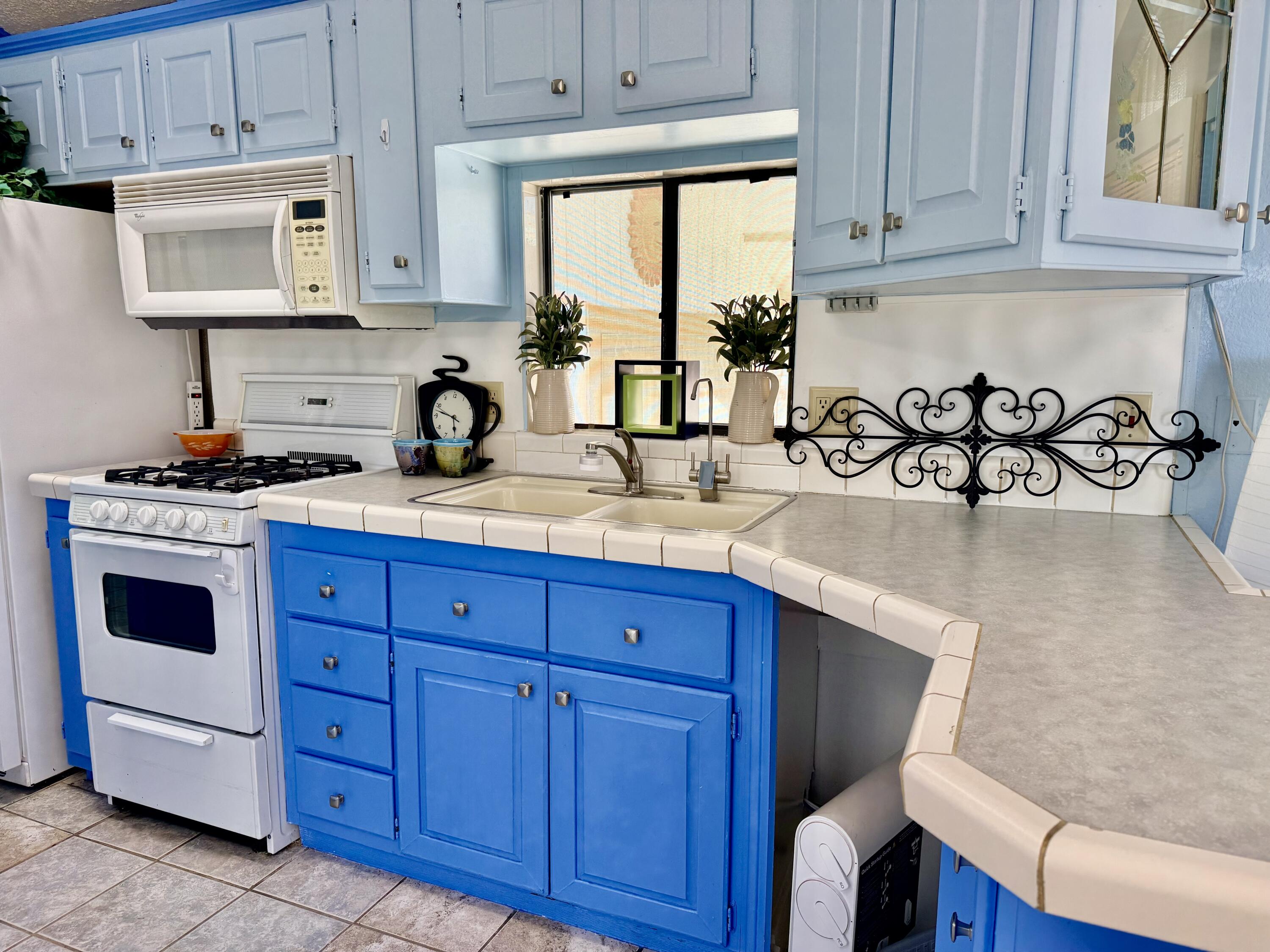 70200 Dillon Road, Unit 132 Desert Hot Springs, CA 92241 - Photo 11 of 26 Kitchen