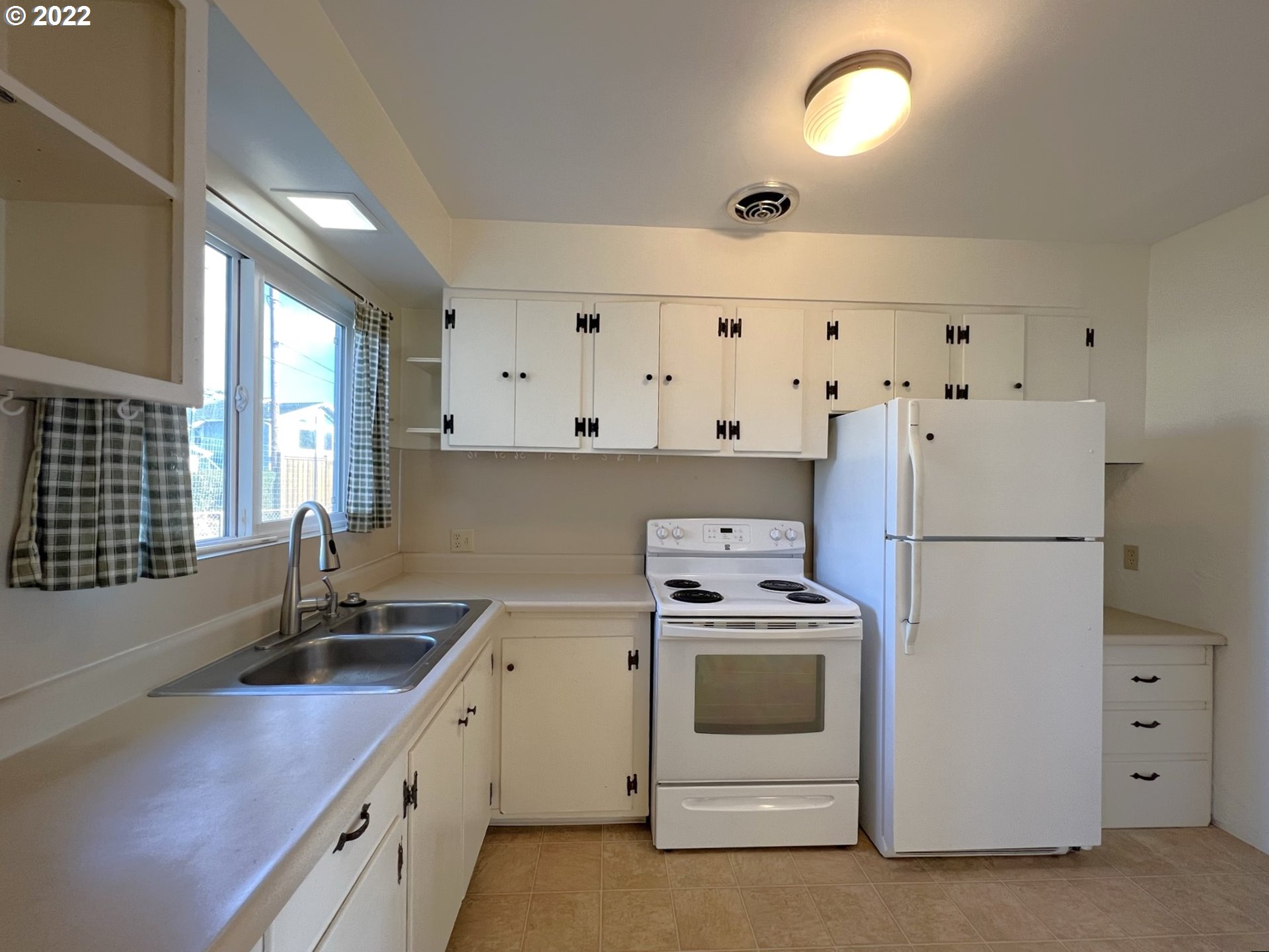 104 Tanbark Road Brookings, OR 97415 - Photo 14 of 32 Kitchen