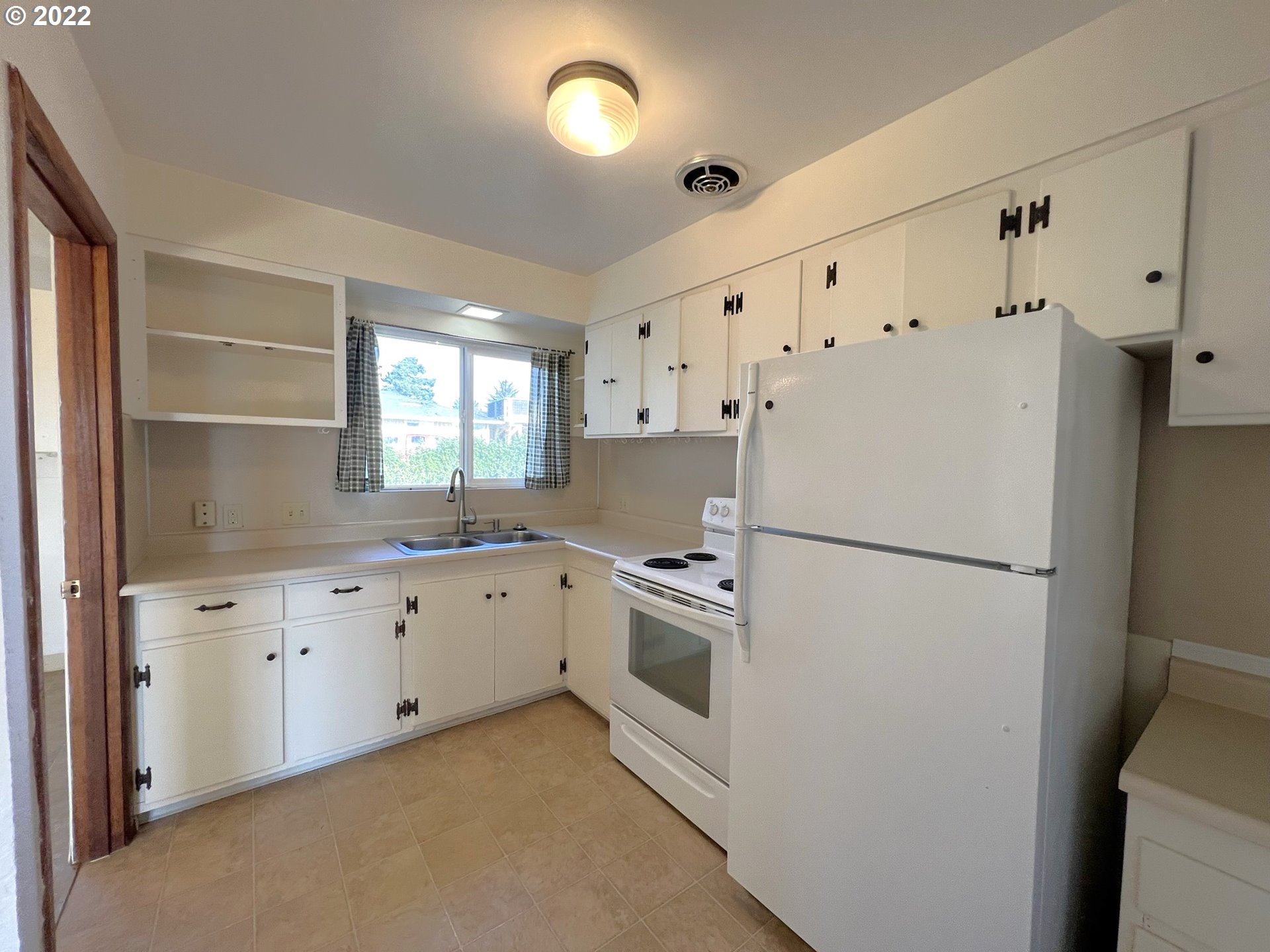 104 Tanbark Road Brookings, OR 97415 - Photo 15 of 32 Kitchen