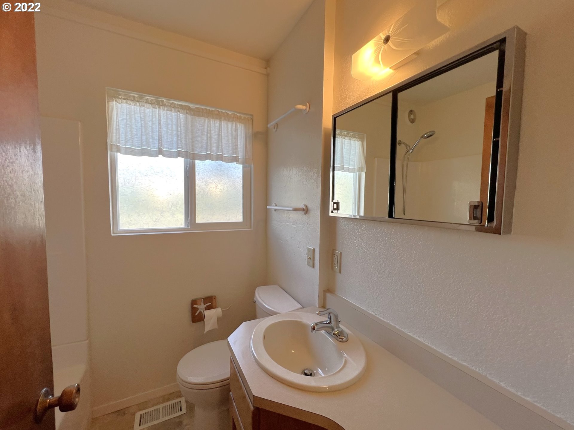 104 Tanbark Road Brookings, OR 97415 - Photo 27 of 32 Bathroom