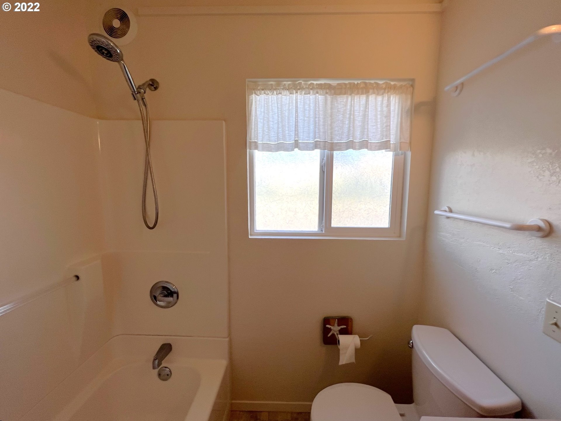 104 Tanbark Road Brookings, OR 97415 - Photo 29 of 32 Bathroom