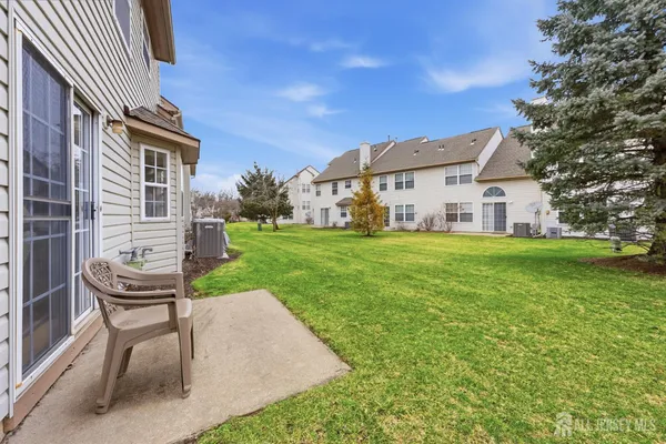 a view of a house with backyard