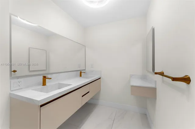 $14,000 | 900 Biscayne Boulevard, Unit 4202, Miami, FL 33132