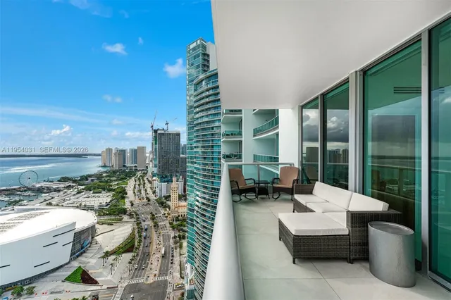 $14,000 | 900 Biscayne Boulevard, Unit 4202, Miami, FL 33132