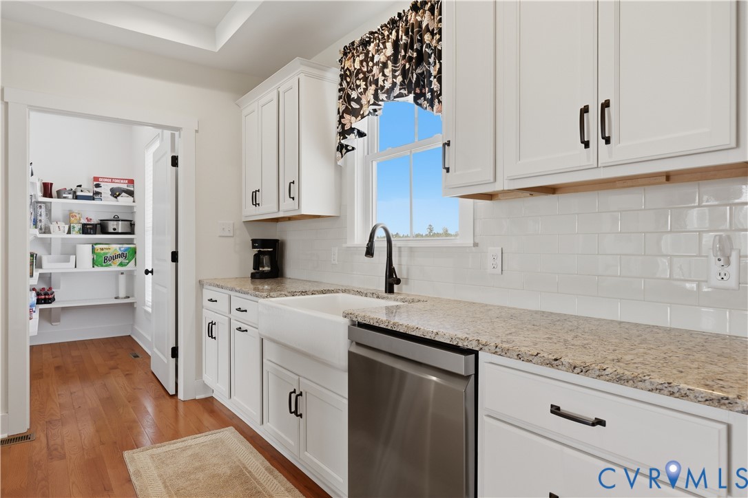 25181 West Soap Stone Road Jetersville, VA 23083 - Photo 12 of 54 White shaker cabinetry with black hardware, stone-