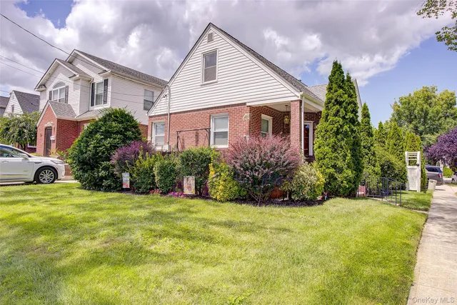 $849,000 | 515 South 10th Street, New Hyde Park, NY 11040