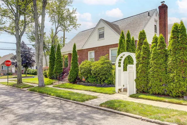 $849,000 | 515 South 10th Street, New Hyde Park, NY 11040