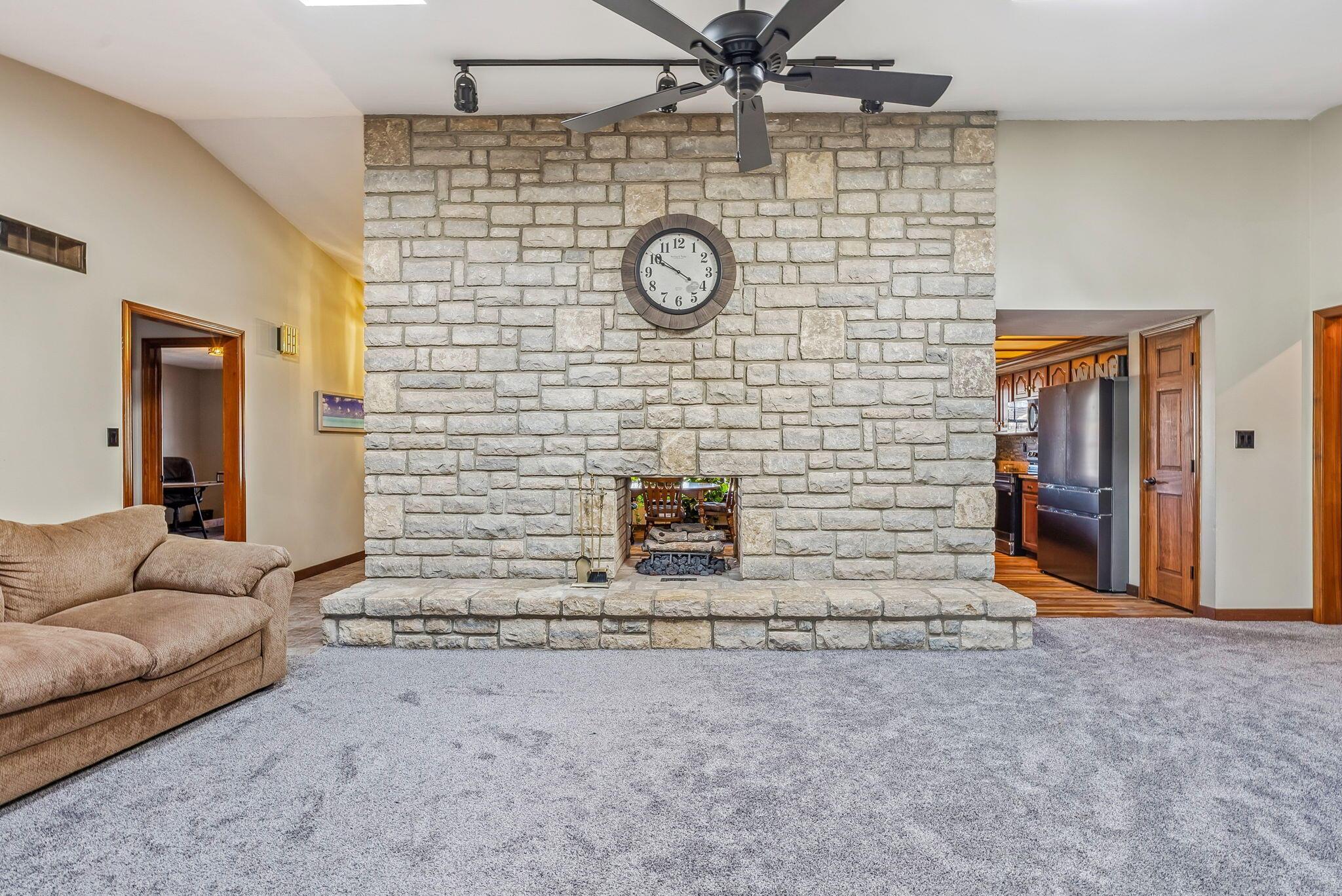 588 Country Club Road Columbus, OH 43213 - Photo 17 of 48 Livingroom 2 CC