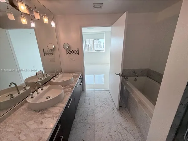 $4,500 | 244 Biscayne Boulevard, Unit 3803, Miami, FL 33132