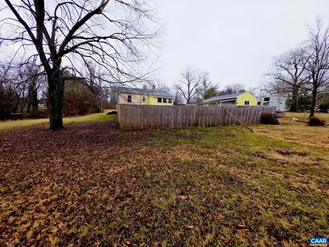 a view of a yard with a house
