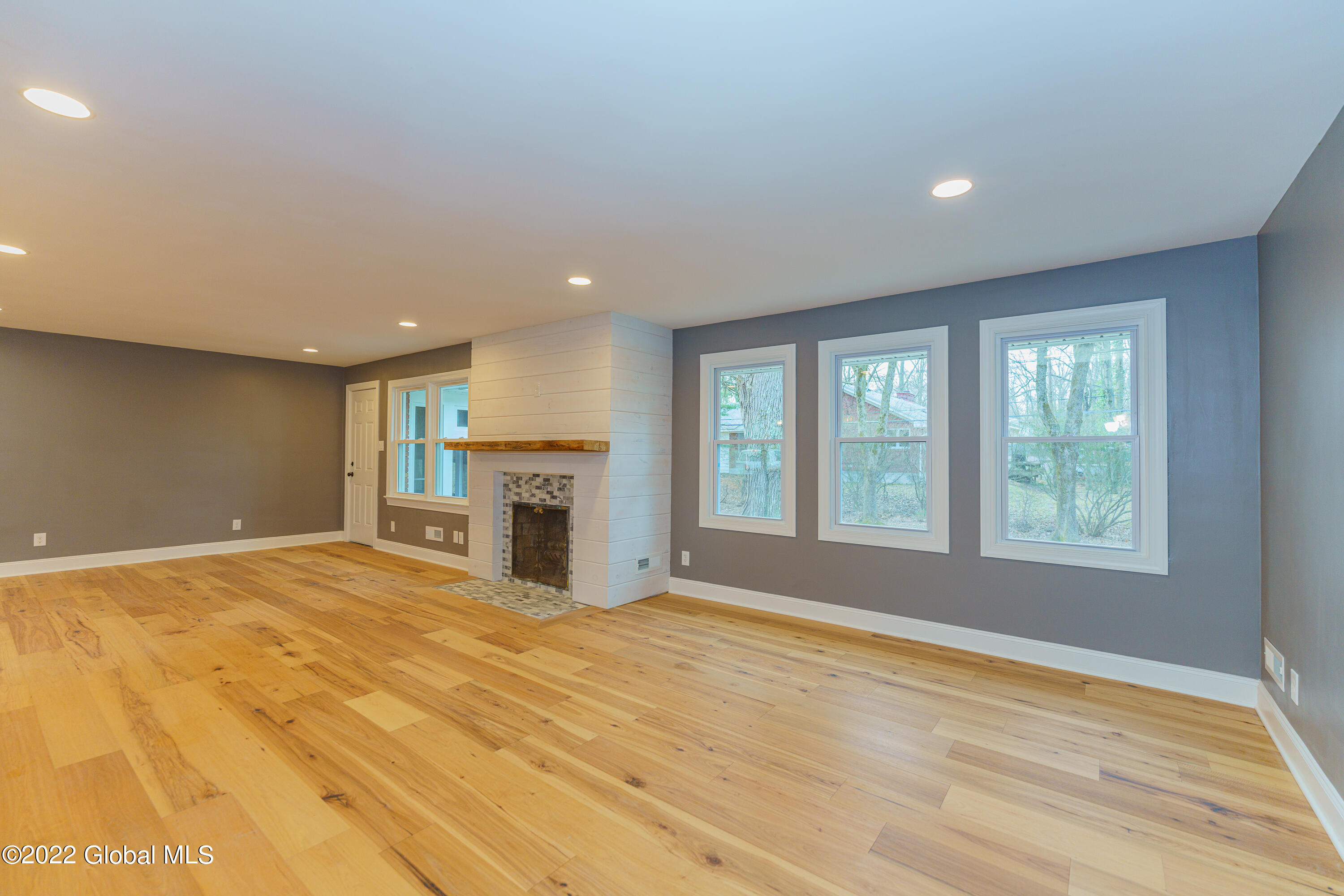 1950 Townsend Road Schenectady, NY 12309 - Photo 5 of 36 2 Livingroom 1