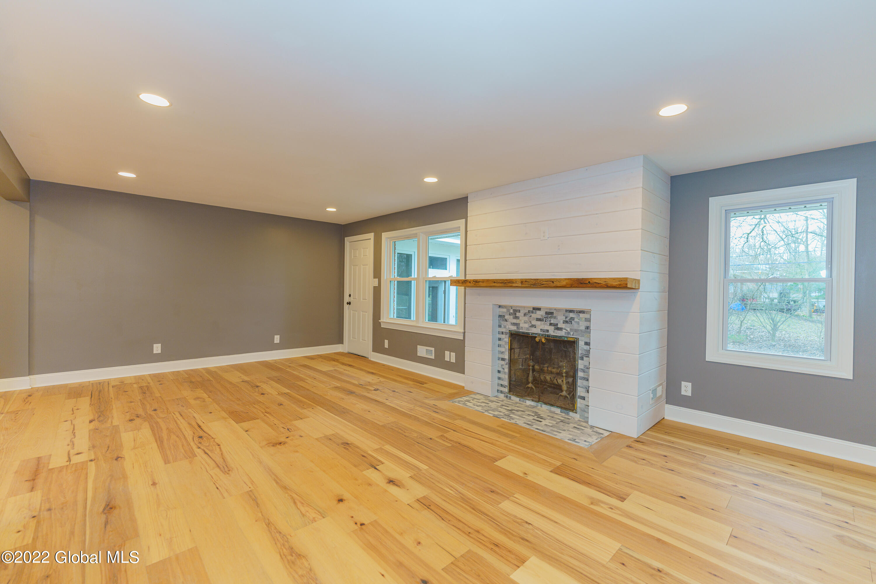 1950 Townsend Road Schenectady, NY 12309 - Photo 7 of 36 2 Livingroom 3