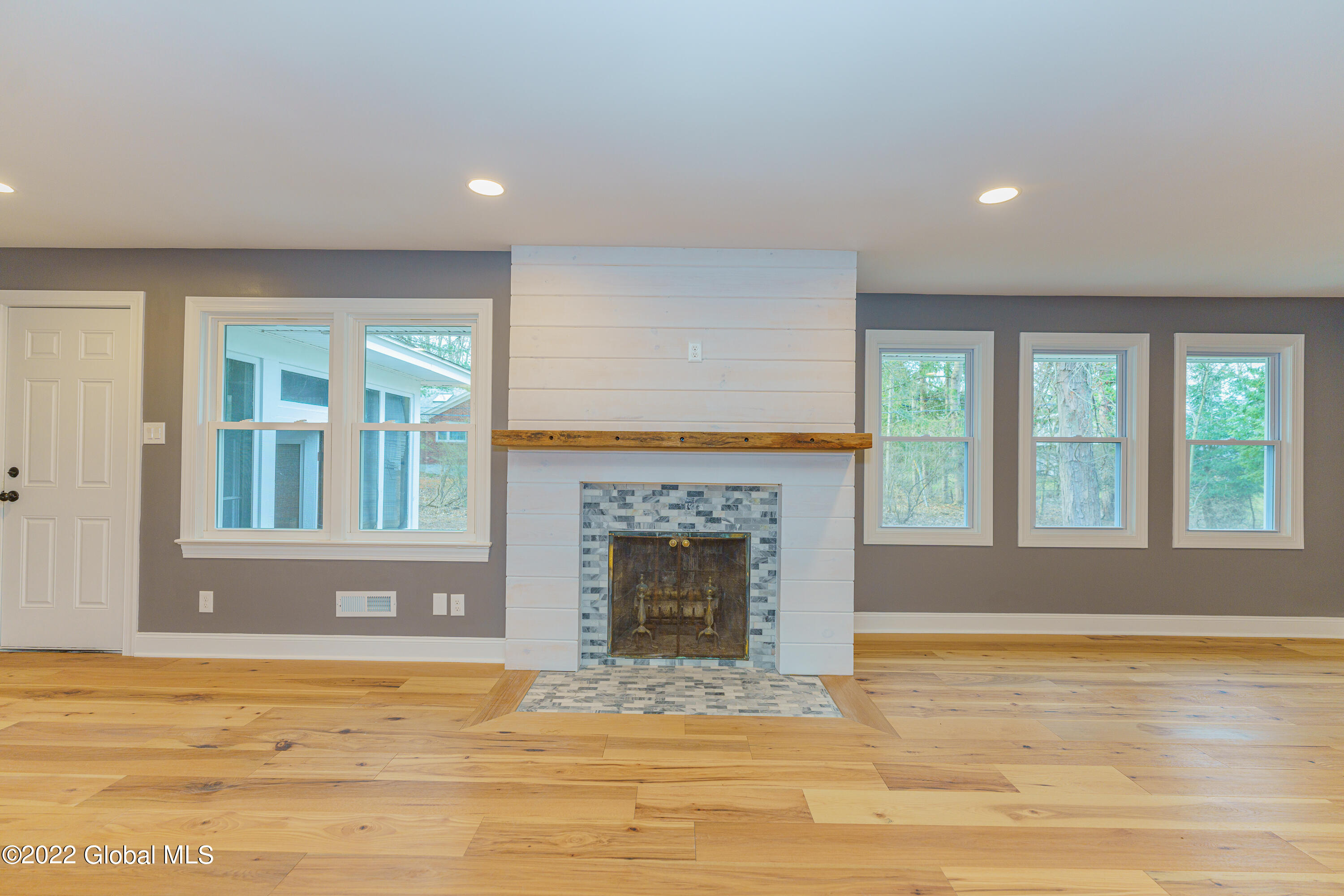 1950 Townsend Road Schenectady, NY 12309 - Photo 8 of 36 2 Livingroom 4