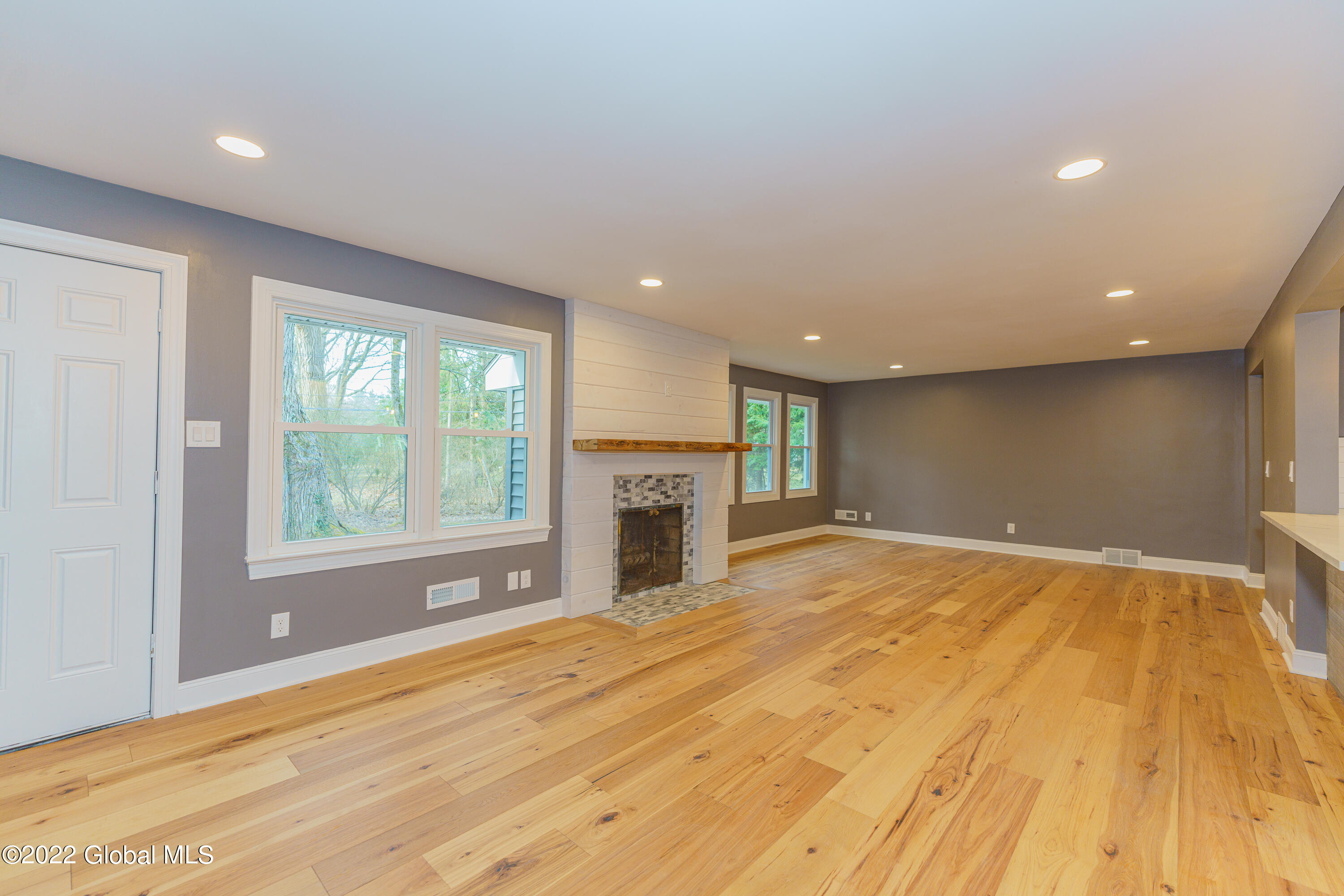 1950 Townsend Road Schenectady, NY 12309 - Photo 9 of 36 2 Livingroom 5